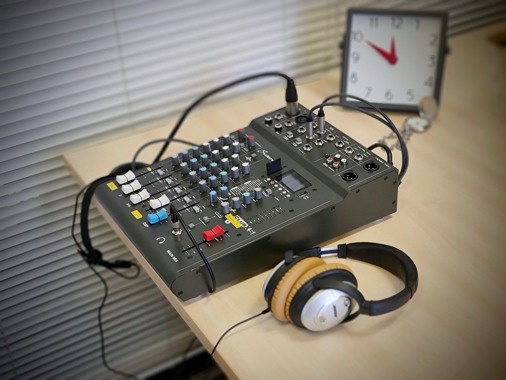 Sound mixer equipment and headphones used for hypnotherapy