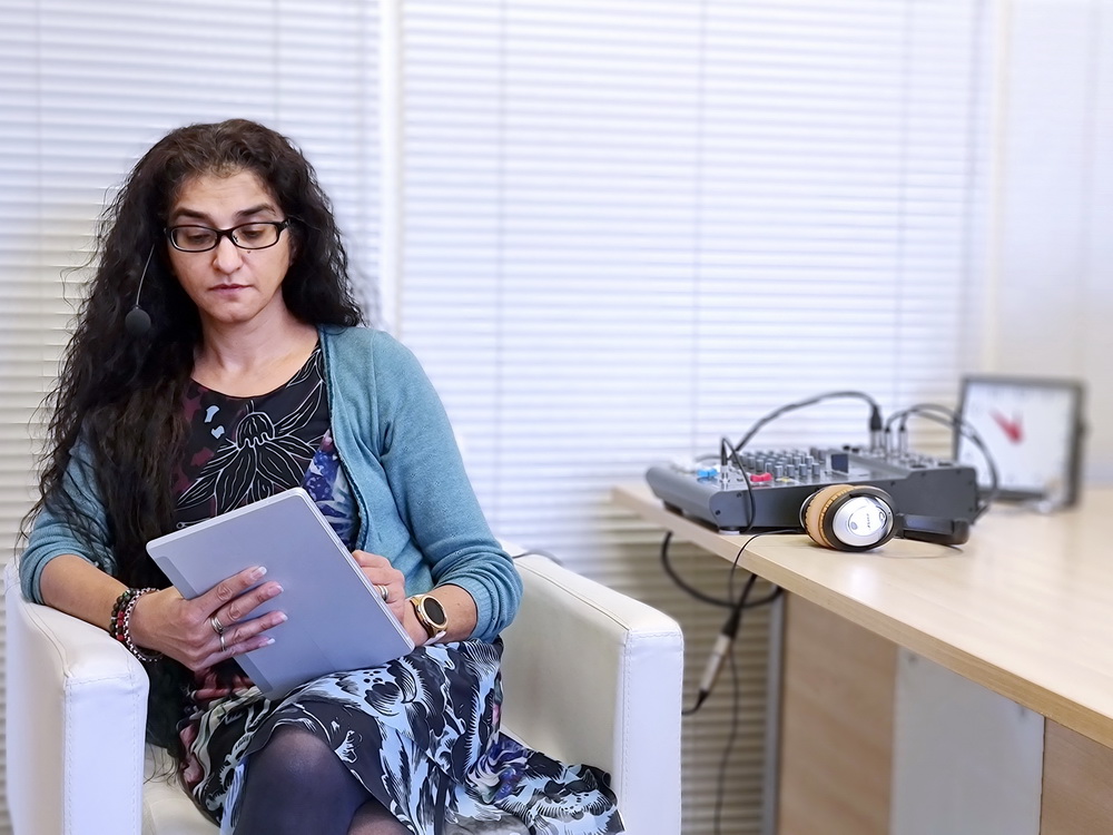 Dr Shradha Lakhani conducting a hypnotherapy session wearing a headset microphone